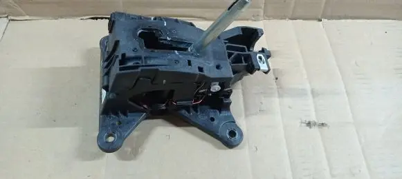 Chevrolet Camaro Gear shifter/selector 84588250 11282018064421