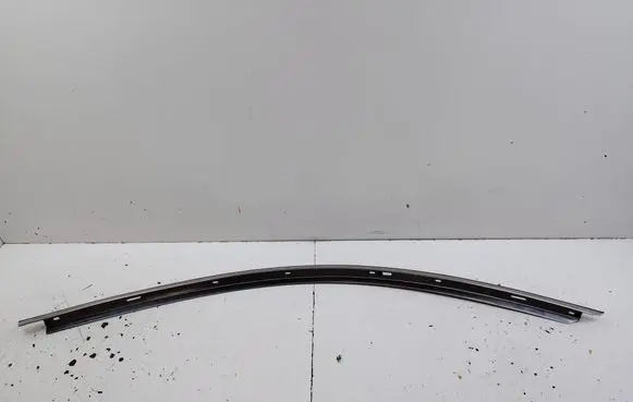 Ford Mustang VI Front door glass trim molding FR3B6302564