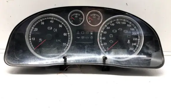 Volkswagen PASSAT B5.5 Speedometer (instrument cluster) 3B0920926