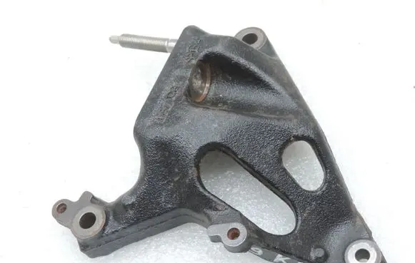Toyota Yaris Engine mounting bracket
