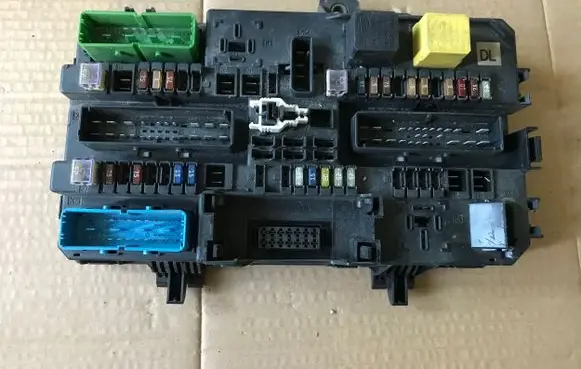 Opel Astra H Fuse module 13180775