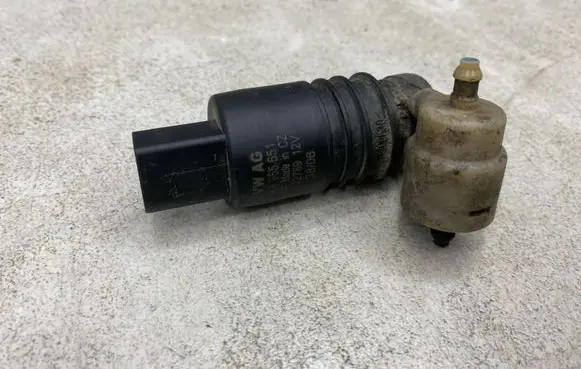 Volkswagen PASSAT B6 Windscreen/windshield washer pump 1K6955651