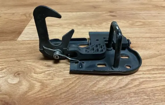 Volkswagen PASSAT B6 Engine bonnet/hood lock/latch loop/hook 3C0823480