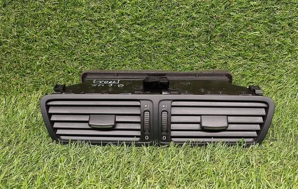 Volkswagen PASSAT B6 Dash center air vent grill 3C1819728E P0108668 T002438611