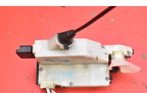 Peugeot 208 I Front door lock 9688080080