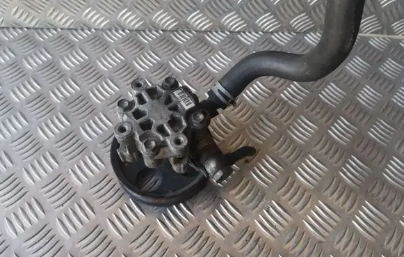 Opel Insignia A Power steering pump 55563329
