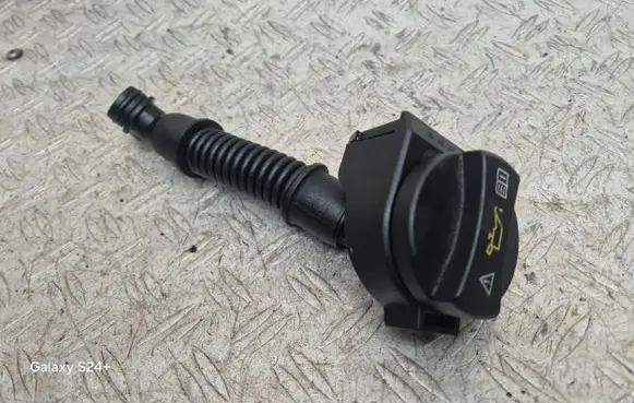 Mercedes-Benz A W169 Oil fill pipe A6400100369