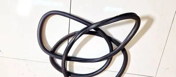 Volkswagen Golf V Rubber seal front coupe door 