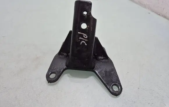 Mitsubishi Pajero Engine mounting bracket 