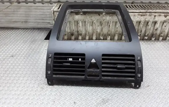 Volkswagen Touran I Dash center air vent grill