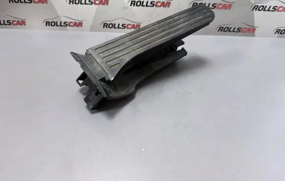 Volkswagen Touran II Accelerator throttle pedal 65104100