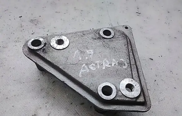 Opel Astra J Engine mounting bracket