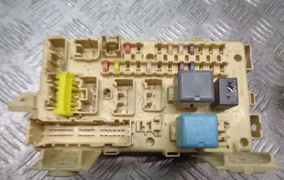 Toyota Avensis T250 Fuse box cover 82641-CA020-F