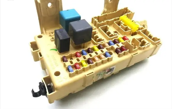 Toyota Avensis T250 Fuse module 82641-CA020 905761