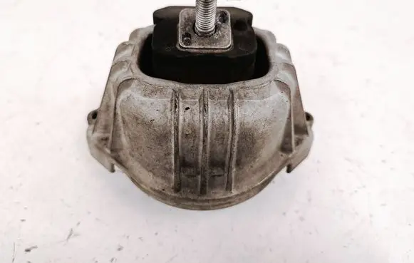 Engine mount bracket