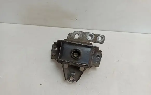 Mitsubishi Outlander Engine mount bracket