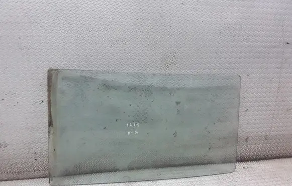 Mitsubishi Pajero Rear side window