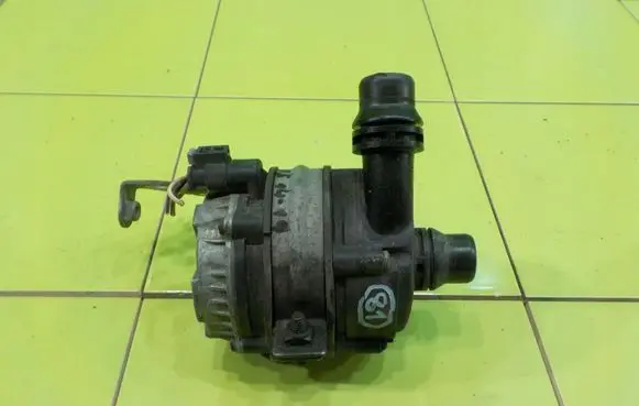 Mercedes-Benz C W205 Water pump A0005002686