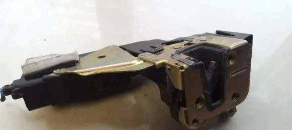 Mitsubishi Carisma Front door lock