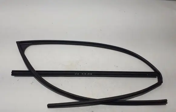 MG ZS Front door rubber seal 10232792
