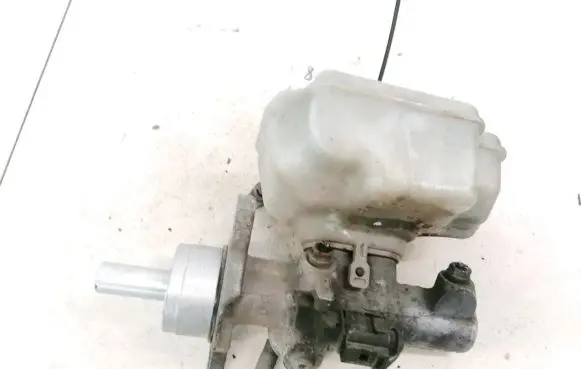 Volkswagen Golf V Master brake cylinder