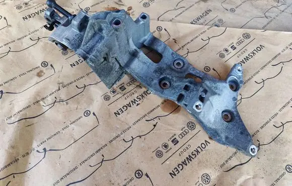 Audi A6 C7 Generator/alternator bracket 04L903143B