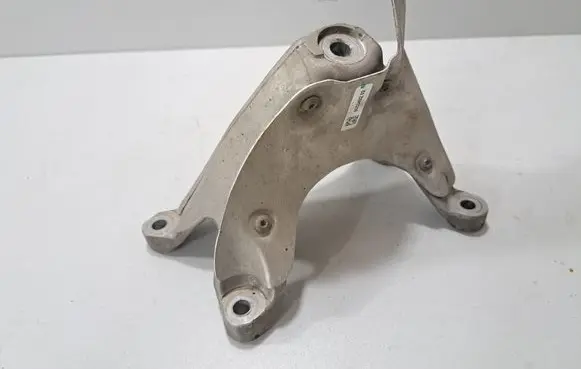 Engine mounting bracket