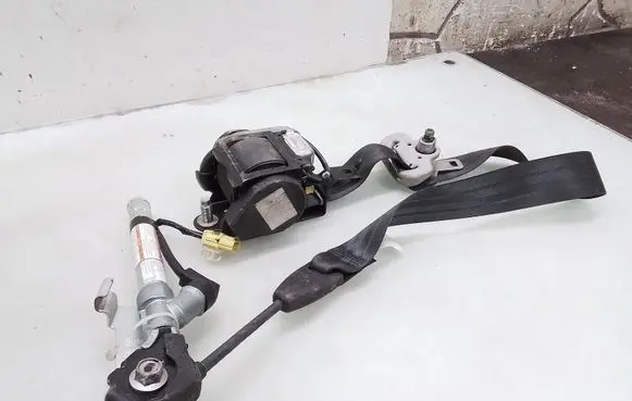 Honda CR-V Front seatbelt 6023602