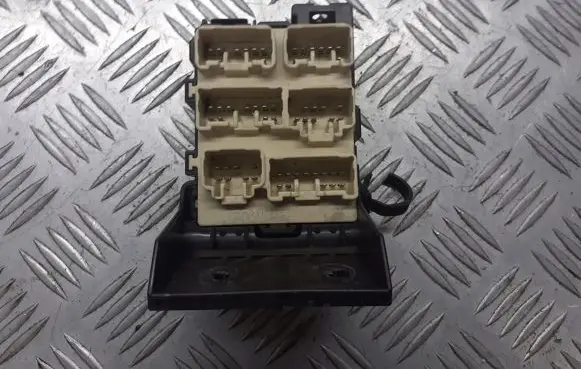Toyota Avensis T250 Fuse box cover 8273405030