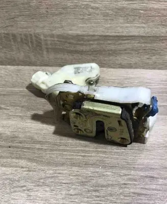 Nissan X-Trail T30 Front door lock 80553aa210 89a927