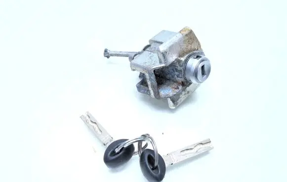 Mini One - Cooper Clubman R55 Front door lock (next to the handle) 1501770