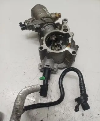 Volkswagen Golf V Vacuum pump 06J145100C 06H127025Q