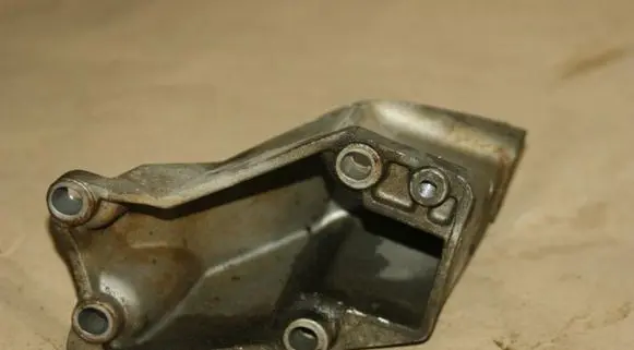 Volkswagen PASSAT B5 Engine mounting bracket 8D0199307L