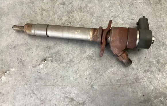 Volvo S60 Fuel injector 8658352