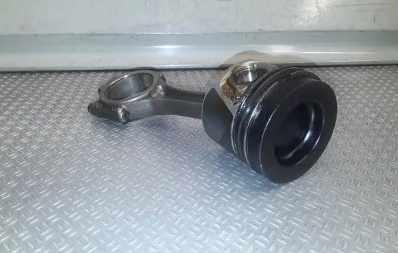 Volkswagen PASSAT B6 Piston with connecting rod 