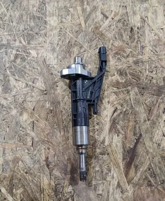 BMW 5 G30 G31 Fuel injector 7639990 10213541