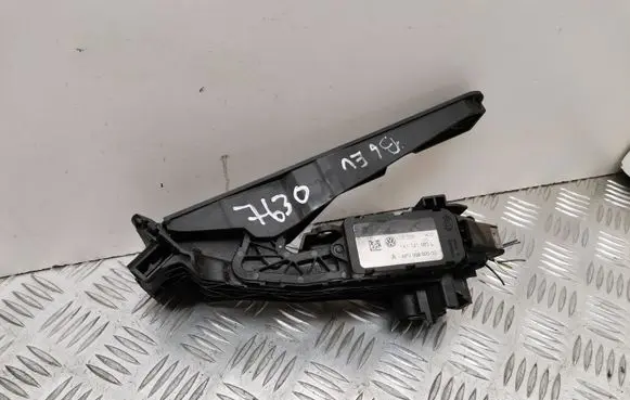 Volkswagen PASSAT B6 Accelerator throttle pedal 1K1721503L 6PV00860000