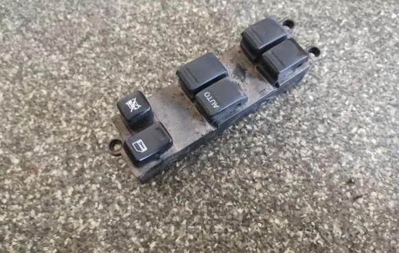 Nissan X-Trail T30 Electric window control switch