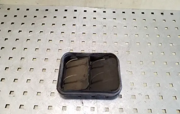 Nissan Qashqai Quarter panel pressure vent 8200003575