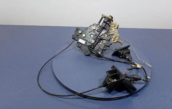 Volkswagen Caddy Rear door lock 2K0843654