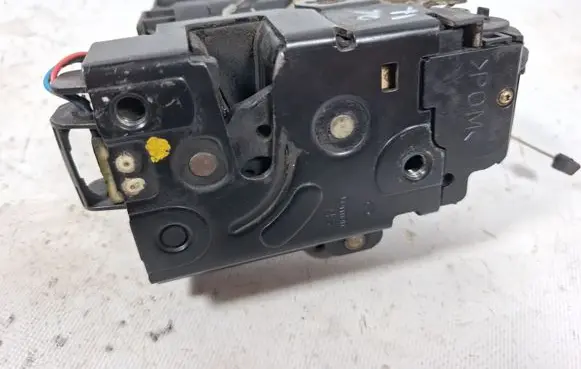 Volkswagen PASSAT B5 Front door lock 3B0837868