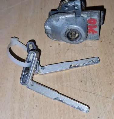 Volvo V70 Front door lock (next to the handle) 