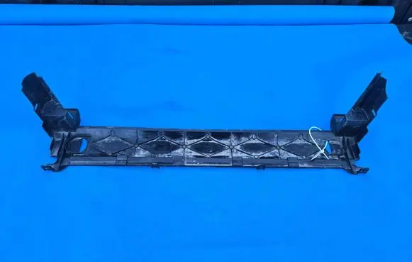 BMW M5 F90 Radiator trim 8043654