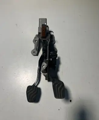 Accelerator throttle pedal