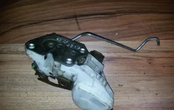 Mitsubishi Colt Front door lock