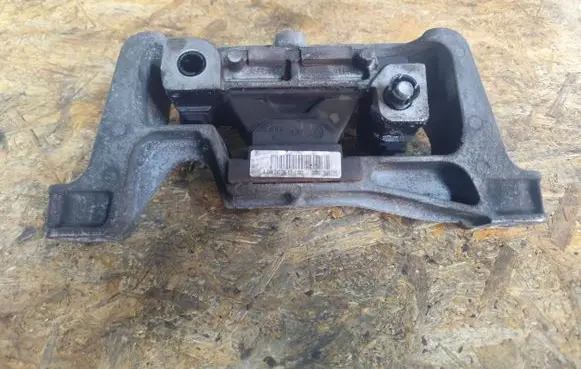 Mercedes-Benz CLA C117 X117 W117 Engine mount bracket A2462402617 0005586735