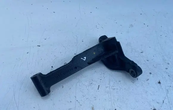 Toyota Avensis T250 Engine mounting bracket 3311805010