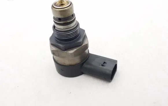 BMW 5 E60 E61 Fuel pressure regulator 0281002738 13586779