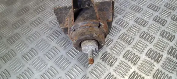 Engine mount bracket