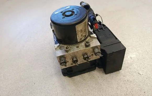Mercedes-Benz C W204 ABS Pump A2044314012 A2045453832